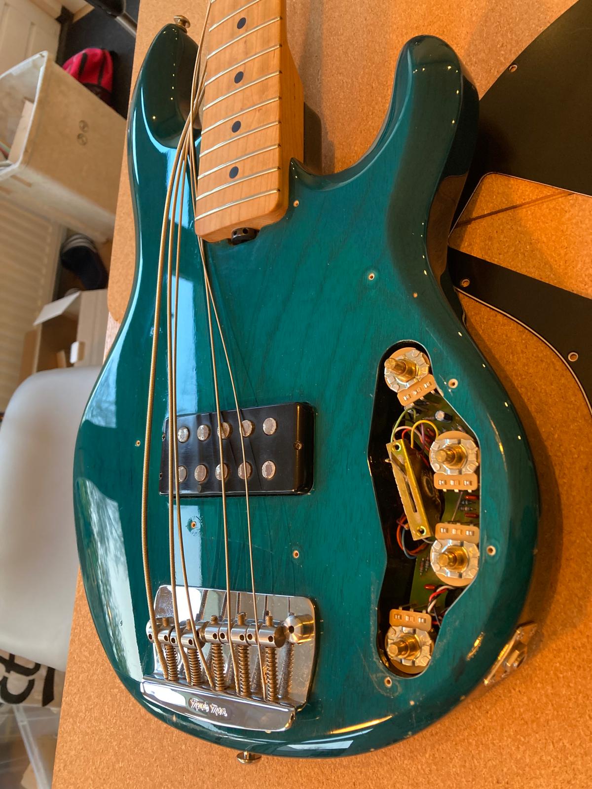 Onderzoeken waarom er geen geluid meer uit de basgitaar komt