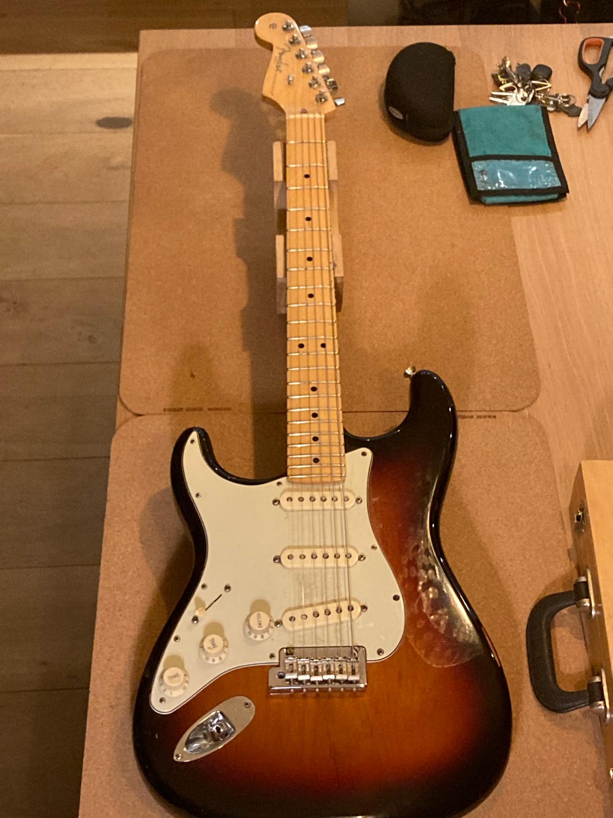 Elektrische gitaar met versleten frets