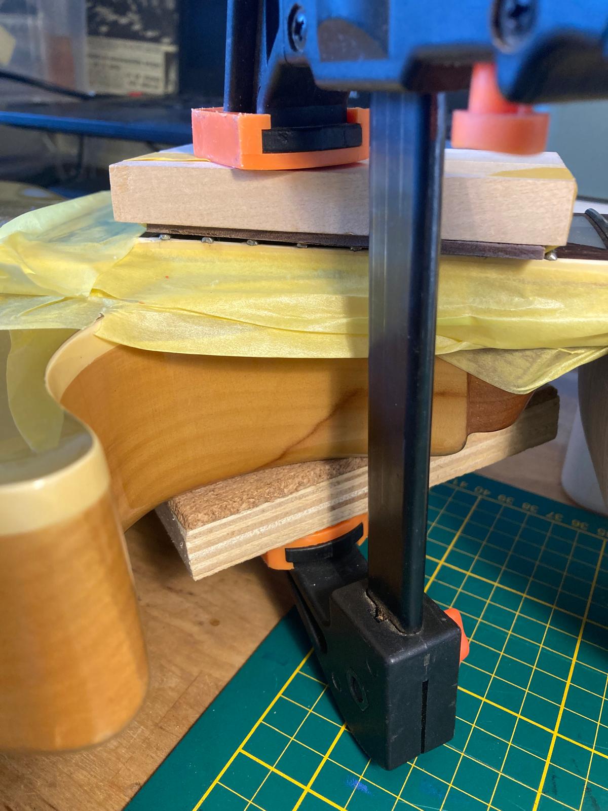 Fret spout, reparatie van uitstekende frets bij een gitaarhals, frets klemmen en lijmen