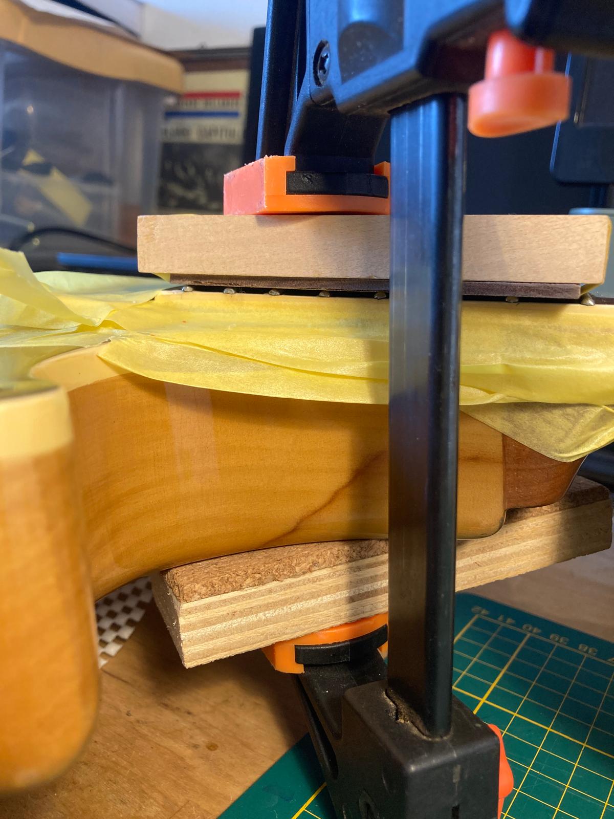 Na klemmen en lijmen, de fret eindes gevijld, gepolijst, probleem verholpen